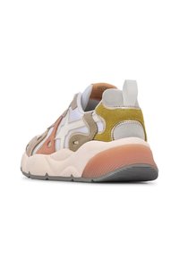 Le sneaker presentano materiali in suede e mesh di colore beige, grigio chiaro e arancione con un logo bianco. La suola spessa ha dettagli in rosa chiaro e grigio.
