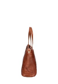 Borsa a tracolla in pelle marrone con un motivo testurizzato a coccodrillo, forma affusolata e due manici. Presenta un dettaglio in hardware dorato.