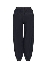 Pantalon en denim bleu foncé avec taille et chevilles élastiques, deux poches passepoilées à l'arrière et surpiqûres contrastantes, vu de dos.