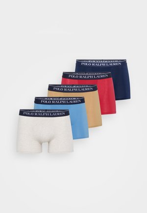 Fem par boxershorts i färgerna: grå, blå, röd, guld och marinblå. Varje par har en marinblå midja med texten "POLO RALPH LAUREN".