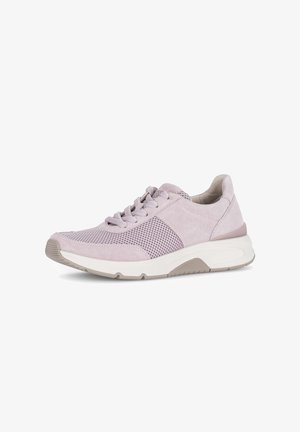 Lichtroze sportieve sneaker met veterluiting, zijpanelen van mesh en dikke witte zool op een witte achtergrond.