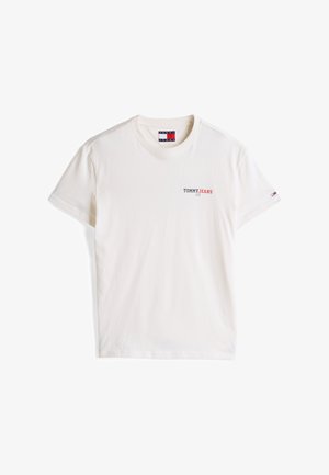 Fehér pamut póló rövid ujjal, kerek nyakkivágással és elöl fekete és piros szöveges logóval. Diszkrét varrási részletek és címke a galléron.