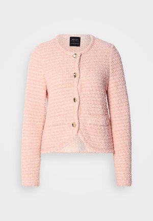 Rostos rózsaszín kardigán hosszú ujjakkal, kerek nyakkal és öt aranyszínű gombbal. Két zsebbel és enyhén rövidített kialakítással rendelkezik.