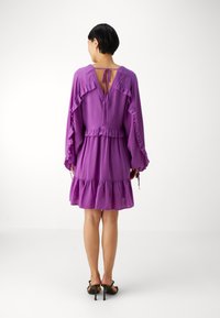 TWINSET DRESS - Robe de soirée - sparkling grape