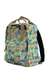 Zaino con un motivo camouflage in verde, blu e beige. Presenta robuste spalline beige, una tasca frontale e un dettaglio del logo circolare.