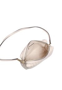 Weiße, geflochtene Lederhandtasche mit Reißverschluss, einem einzelnen Schulterriemen und einem innen mit Stoff ausgekleideten Innenraum. Verfügt über einen flachen Boden für Stabilität.