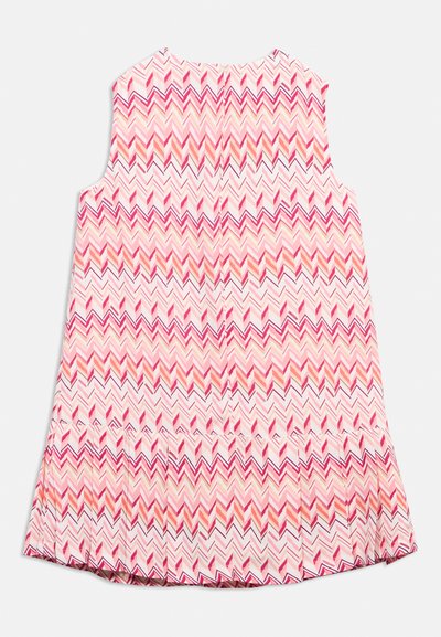 Ροζ αμάνικο φόρεμα με πολύχρωμο ζιγκ-ζαγκ σχέδιο, πλισέ τελείωμα και κλείσιμο με φερμουάρ στο πίσω μέρος.