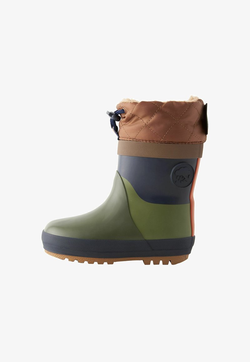 Stivale di gomma con un risvolto trapuntato marrone, pannelli verde e blu navy, suola testurizzata e un'etichetta con logo. Presenta una chiusura con cordino nella parte superiore.