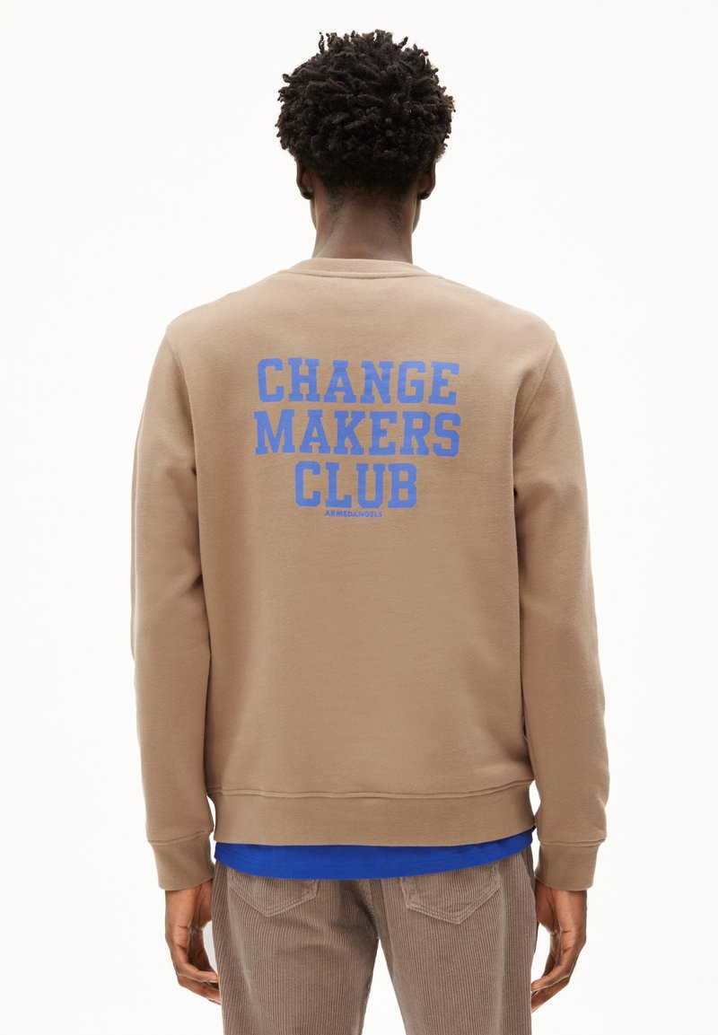 Koffiebruine katoenen sweatshirt met een groot blauw grafisch tekst "CHANGE MAKERS CLUB" op de achterkant. Ribbelboorden aan de mouwen en onderkant.