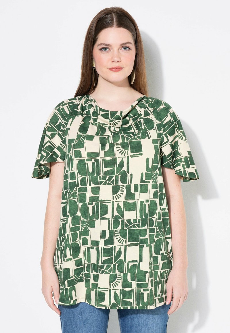 Top geométrico en verde y crema con mangas cortas, escote drapeado y un corte relajado, fabricado en una tela ligera.