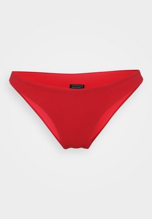 Parte inferior de bikini roja, hecha de tela suave, con un diseño minimalista que presenta una pierna de corte alto y una pequeña etiqueta con el logo en el interior.