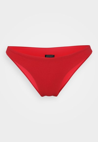 Červené bikiny s hladkým materiálom, s minimalistickým dizajnom a vysokým strihom nohavičiek, s jemnou nášivkou loga vnútri.