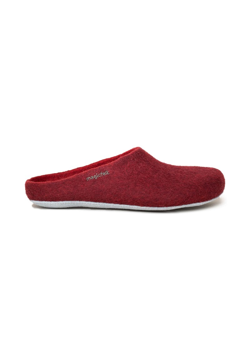 Roter Filzschuh mit geschlossenem Fersenbereich, glattem, abgerundetem Zehenbereich und grauer Sohle. Markierung an der Seite sichtbar. Weicher Stoff im gesamten Schuh.