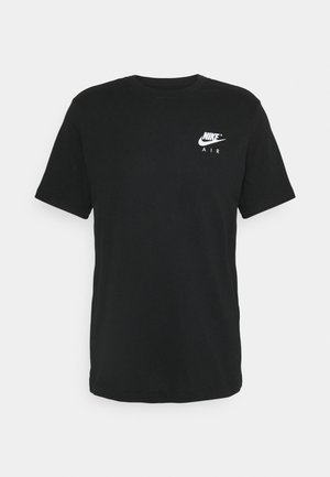 Černé bavlněné tričko s krátkým rukávem, klasickým výstřihem a bílým logem Nike Air na levé horní části hrudi. Hladká textura, základní střih.