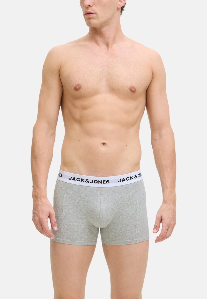 Harmaat boxerit, joissa on valkoinen elastinen vyötärö, jossa lukee "JACK & JONES" mustalla. Kankaan ilme on pehmeä ja tiukka.