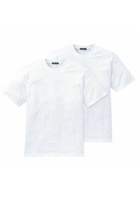 Deux T-shirts blancs unis à manches courtes, superposés avec l'un légèrement derrière l'autre, avec des étiquettes de marque visibles sur les cols.