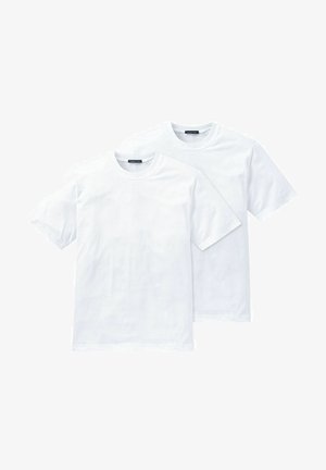 Twee eenvoudige witte T-shirts met korte mouwen en ronde hals, gestapeld met één iets achter de ander, met zichtbare merknamen op de kraag.