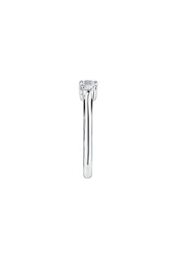 Anello solitaire in argento lucido, con una pietra preziosa tonda e trasparente incastonata in una montatura a quattro griffe; banda slanciata e affusolata.