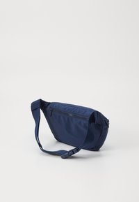 Borsa a tracolla in nylon blu navy con scomparto con zip, tracolla regolabile e forma rettangolare; superficie liscia con design minimalista.