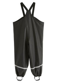 Vandtætte sorte overalls med justerbare stropper, elastiske manchetter og reflekterende bånd langs den nederste sektion. Fremstillet af slidstærkt materiale.