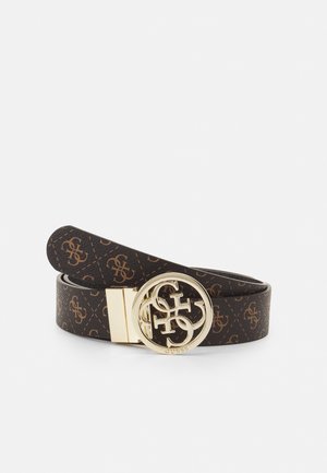 Bruine leren riem met herhalend patroon van goudkleurige logo's en een ronde gouden gesp met de verweven letters G, S en U van het merk Guess.