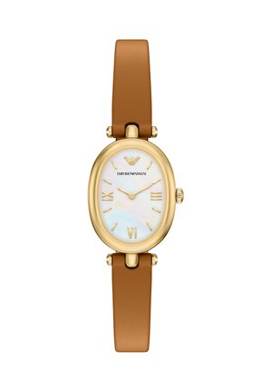 Goldfarbene ovale Armbanduhr mit einem hellbraunen Lederarmband. Verfügt über ein Perlmuttzifferblatt, römische Ziffern als Markierungen und eine Krone.