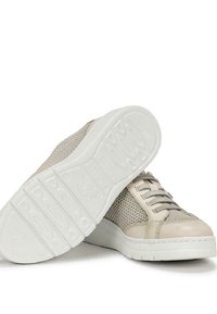 Zapatillas deportivas beige con laterales de malla, acentos de cuero y una suela de goma blanca. Incluye seis ojales para los cordones y detalles texturizados en la suela.