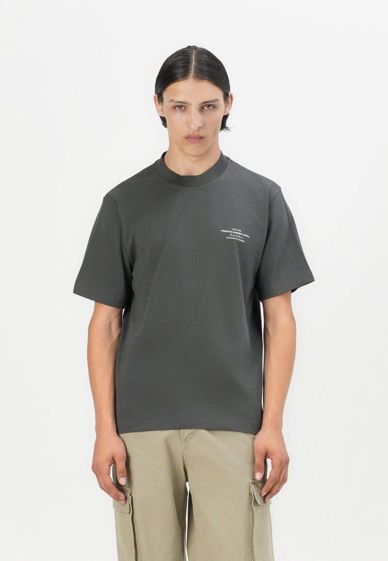 Jack & Jones PREMIUM JPRBLACHAD BRANDING CREW NECK TEE - Majica kratkih rukava s printom - volcanic ash