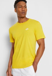 Nike Sportswear CLUB TEE - Navadna majica - gelb/weiss