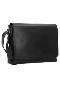 Borsa a messenger in pelle nera con chiusura a pattina, tracolla regolabile e un piccolo etichetta attaccata. Texture liscia e forma rettangolare.