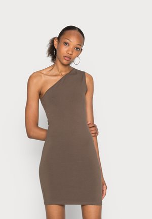 Vestido bodycon castanho de um ombro, feito de tecido elástico, com uma textura suave e uma silhueta ajustada.