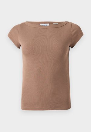 Top marrone a maniche corte con costine e scollo a barca. Tessuto morbido ed elastico con silhouette aderente e design minimalista. Nessun logo visibile.