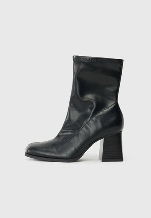 AUBRIELLA - Augstpapēžu puszābaki - black