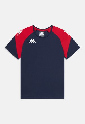 T-shirt de sport bleu marine et rouge à manches courtes avec logos blancs de Kappa sur la poitrine et les manches, col rond, posé à plat sur un fond blanc.