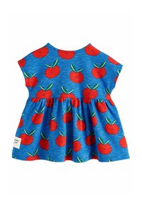 Robe en coton bleu ornée d'un motif ludique de pommes rouges avec des feuilles vertes, manches courtes et taille froncée. Étiquette visible sur le côté.