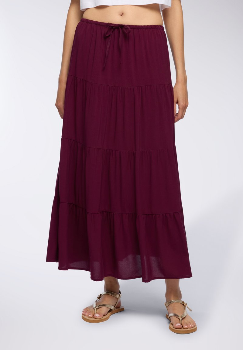 Gonna lunga a strati color bordeaux realizzata in tessuto leggero, con una vita elastica e un cordoncino per una vestibilità regolabile.