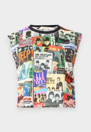 Hihaton toppi, jossa on värikäs kollaas Beatlesin albumikansista, valokuvista ja laulujen nimistä erilaisilla fonteilla ja tyyleillä.