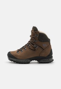 Brune skinn tursko med høy ankel, metallkroker og en robust svart gummisåle. Har perforerte brune detaljer og sømdekor.