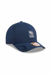 Marineblaues Cap aus dehnfähigem Stoff, mit einem Vorderpatch des Tennessee Titans Logos und Netz-Seitenteilen für Belüftung.