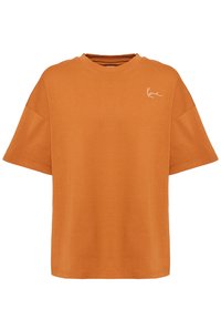 Oranžové bavlnené tričko s okrúhlym výstrihom, vo voľnom strihu, krátkymi rukávmi a malým bielym vyšitým logom na ľavej strane hrude.