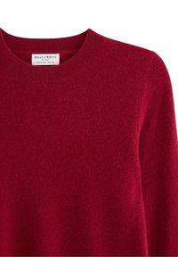 Rød uldpullover med rund halsudskæring. Blød tekstur, ribbet detalje ved halsen. Mærket synligt med brandnavn, størrelse og produktionsoplysninger.