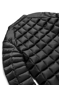 Zwarte pufferjack met een gequilte structuur, voorzien van een reeks ruitvormige compartimenten gevuld met vulling voor warmte.