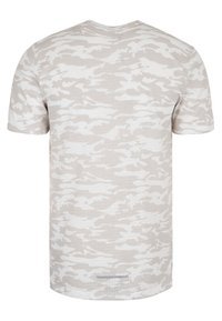 Lyhythihainen beige t-paita, jossa valkoinen maastokuviointi. Valmistettu pehmeästä kankaasta, jossa pyöreä pääntie ja suorareunainen helma.