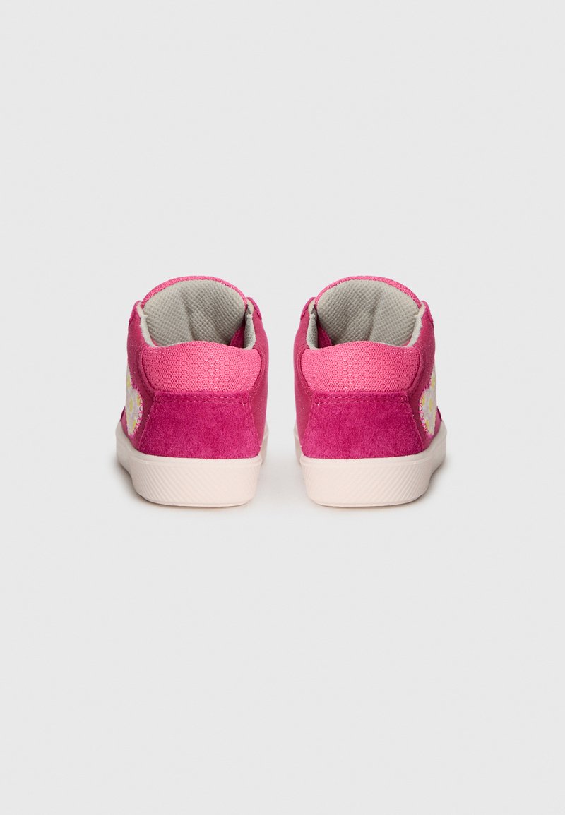 Rosa Wildleder High-Top Sneaker mit einem strukturierten Stoffkragen, ausgestattet mit weißen Gummisohlen und bestickten Blütenmotiven an der Seite.