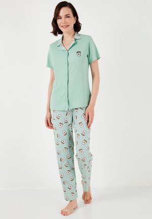 Hellgrünes Pyjama-Set mit kurzärmliger Button-Up-Bluse und langer Hose, die mit einem Muster aus Kaffeetassen, geripptem Textur und kontrastierendem Kragen versehen ist.