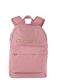 Mochila rosa con correas ajustables, bolsillo frontal y tejido texturizado. Presenta el logo "SKECHERS" en relieve en la parte frontal.