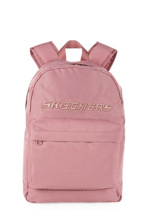 Mochila rosa con correas ajustables, bolsillo frontal y tejido texturizado. Presenta el logo "SKECHERS" en relieve en la parte frontal.