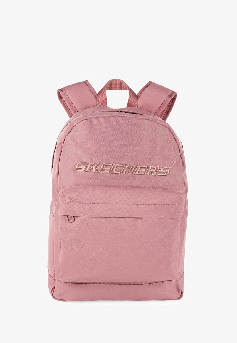 Mochila rosa con correas ajustables, bolsillo frontal y tejido texturizado. Presenta el logo "SKECHERS" en relieve en la parte frontal.