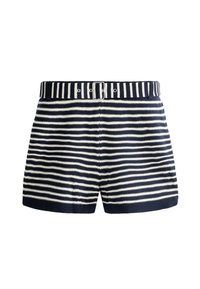 Shorts en maille à rayures horizontales bleu marine et blanc avec ceinture assortie dotée d'une boucle argentée et d'œillets.