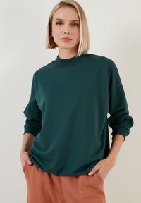 Unselected, dark green melange
